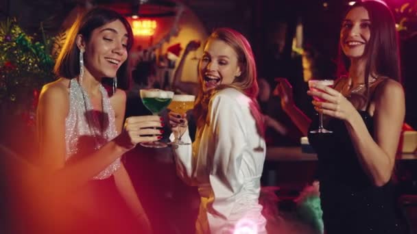 Happy Beautiful Young Girls Meeting Bar Drinking Cocktails Dancing Celebrating — Stock Video