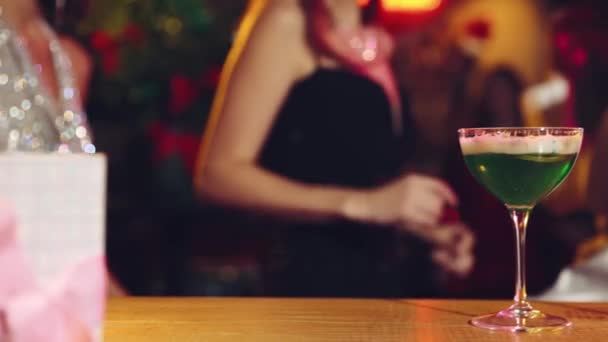 Focus Drie Glazen Met Cocktails Vrienden Ontmoeten Elkaar Bar Vieren — Stockvideo