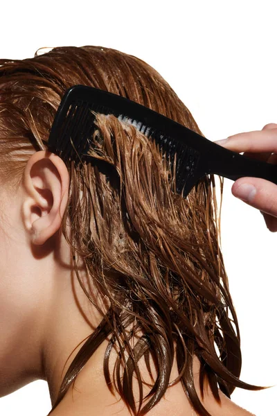 Oříznutý Obraz Dívky Mokrými Vlasy Kartáčování Vlasů Nanášení Výživové Masky — Stock fotografie