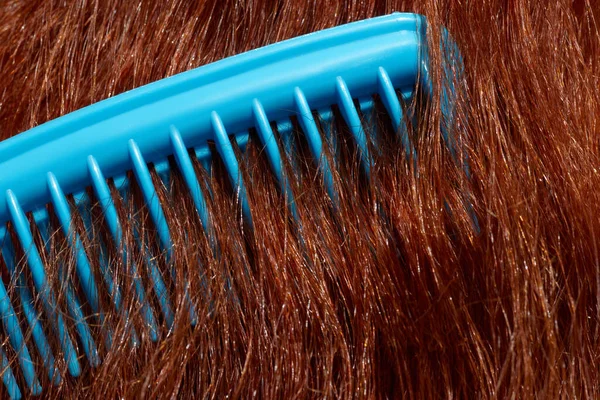 Yakın plan, kızıl saçlı kadın saçı ve saç fırçası. Baktıktan sonra dikkatli olmak, dalgalı saçlar. Saç kesimi. Güzellik kavramı, saç bakımı, tedavi, doğal kozmetik. İlan için alanı kopyala