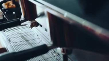 Modern kahve makinesi. Kahve hazırlamak için portafilter kullanan bayan barista işçisi. Ağır çekim. Kahve endüstrisi kavramı, meslek, zevk, kahve dükkanı, kafeterya, iş dünyası