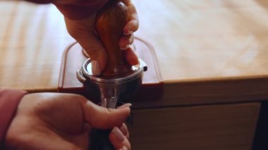 Kahveyi kurcalayan kadın barista çalışanı. Taze öğütülmüş kahve içiyorum. Makineden espresso yapmaya başla. Kahve endüstrisi, meslek, zevk ve kahve dükkanı kavramı