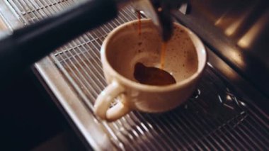 Kahve yapma süreci. Taze demlenmiş kahve, profesyonel modern makineden bardağa dökülen aromatik espresso. Kahve endüstrisi kavramı, meslek, zevk, kahve dükkanı, iş