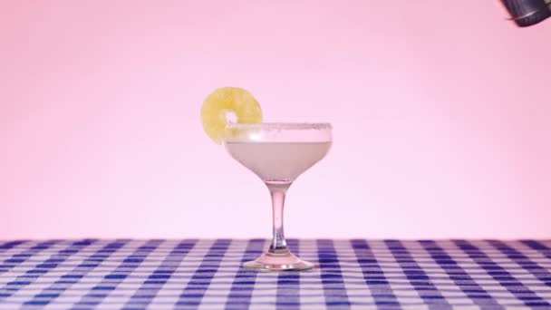 Zoet Zuur Margarita Cocktail Geruite Tafelkleed Roze Achtergrond Barman Die — Stockvideo