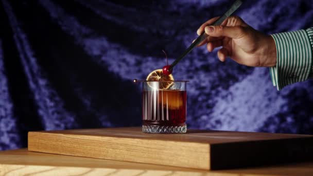 Barman Doet Kersen Negroni Cocktail Donkere Achtergrond Gin Zoete Vermout — Stockvideo