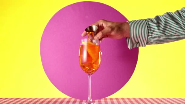 Barkeeper Macht Beliebtes Getränk Aperol Spritz Cocktail Gießt Aperol Und — Stockvideo