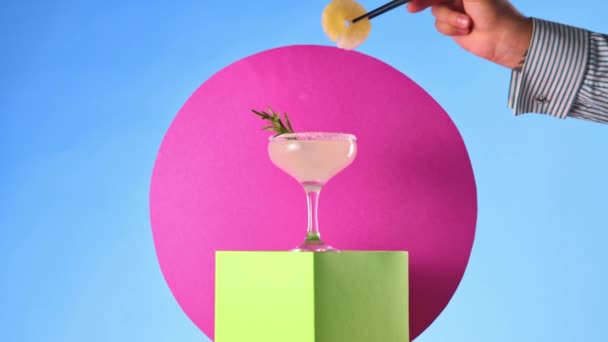 Süß Saurer Margarita Cocktail Vor Farbenfrohem Abstrakten Hintergrund Barkeeper Dekoriert — Stockvideo