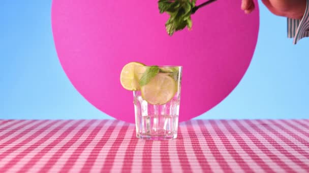 Barista Facendo Cocktail Alcool Mojito Sulla Tovaglia Scacchi Sfondo Colorato — Video Stock