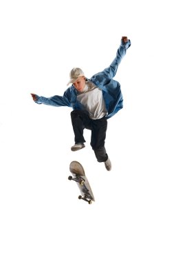 Spor, hareketli gündelik giysiler içinde, kaykayla antrenman yapan, beyaz arka planda izole edilmiş numaralar yapan genç bir adam. Profesyonel spor kavramı, rekabet, eğitim, eylem.