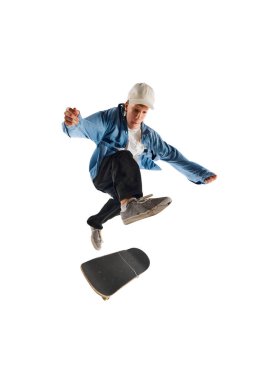 Hareketli, eğitimli, beyaz arka planda izole edilmiş genç bir adamın dinamik görüntüsü. Profesyonel spor kavramı, rekabet, eğitim, eylem. İlan için alanı kopyala