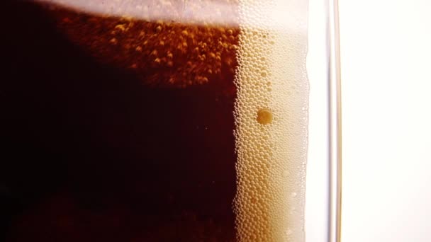Cerveja Escura Deliciosa Fresca Espumosa Que Despeja Vidro Bolhas Subindo — Vídeo de Stock