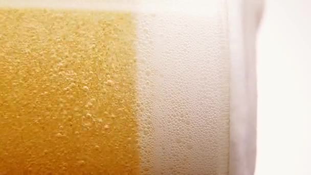 フロッシー ドリンク グラスに注ぐビールのクローズアップ ラガー ファミリー ビール ビッグバブルが上昇 ビールドリンク 醸造所 飲み物の質の概念 — ストック動画