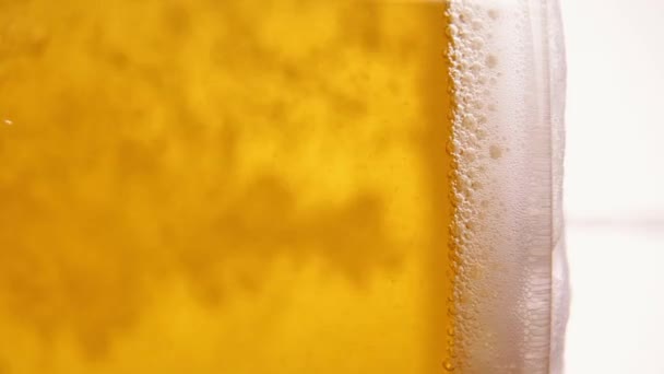 Κοντινό Πλάνο Μπύρας Που Πέφτει Στο Ποτήρι Lager Αφρώδη Μπύρα — Αρχείο Βίντεο