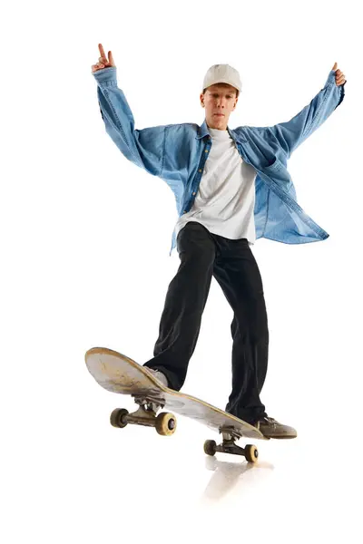 Teen Boy Blue Jeans Camicia Berretto Movimento Allenamento Con Skateboard — Foto Stock