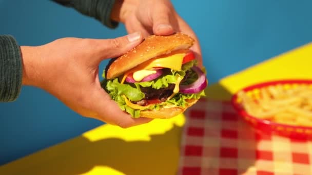 Mužské Ruce Drží Čerstvě Vyrobené Vynikající Burger Masem Sýrem Salátem — Stock video