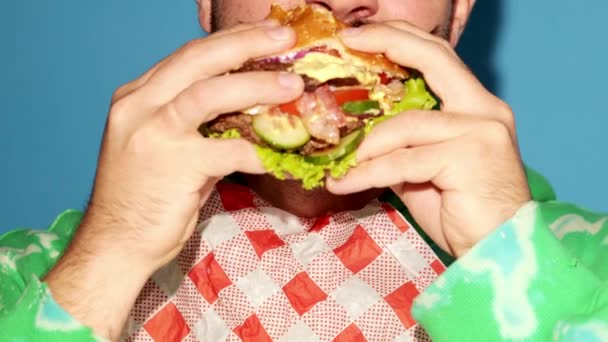 Αρσενικό Πρόσωπο Άνθρωπος Δαγκώνει Νόστιμο Burger Κρέας Μπέικον Τυρί Σαλάτα — Αρχείο Βίντεο