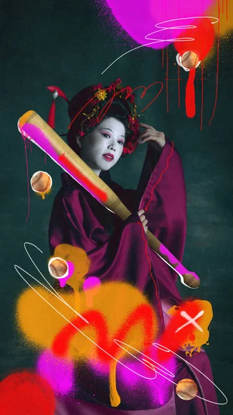 Mladá Žena Kimonu Stojící Baseballovou Pálkou Nad Tmavozeleným Pozadím Abstraktními — Stock fotografie