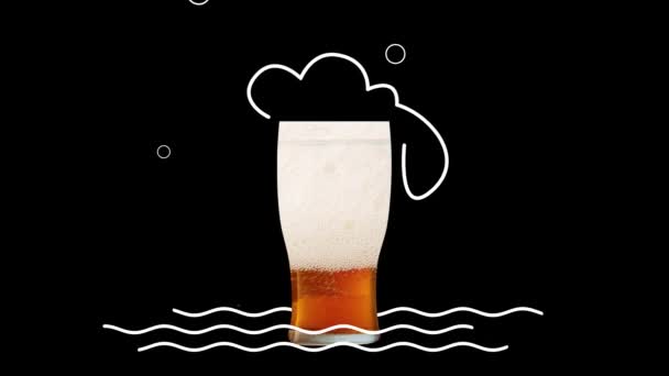 Refrescamento Copo Com Espuma Cerveja Lager Cool Com Bolhas Isoladas — Vídeo de Stock