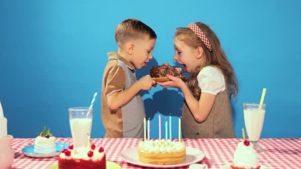 Glada Glada Barn Syskon Bror Och Syster Firar Födelsedag Håller — Stockvideo