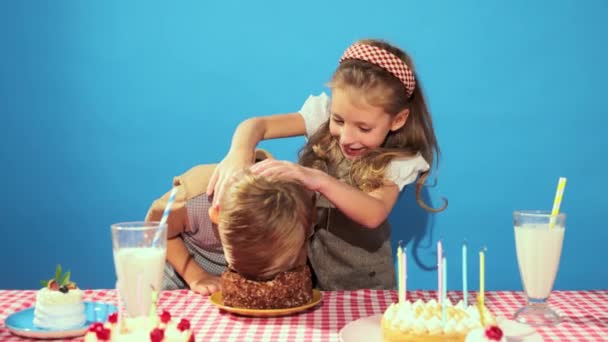 Lekfulla Små Barn Flicka Och Pojke Firar Födelsedag Flicka Sätta — Stockvideo