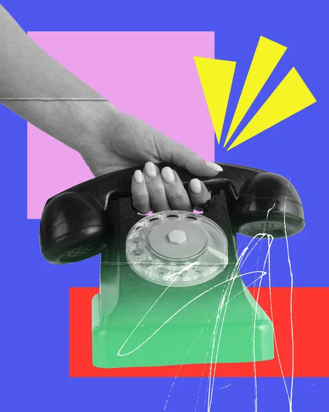 带着彩色背景的女性手持手机 无休止的电话 当代艺术拼贴 Y2K风格的概念 复古物品 创造力 想象力 超现实主义 — 图库照片