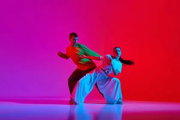 Creative Flow Young Man Woman Motion Dancing Hip Hop Pink — Stock Photo, Image
