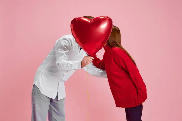Joyeux Jeune Couple Femme Homme Tenant Ballon Forme Cœur Embrassant — Photo