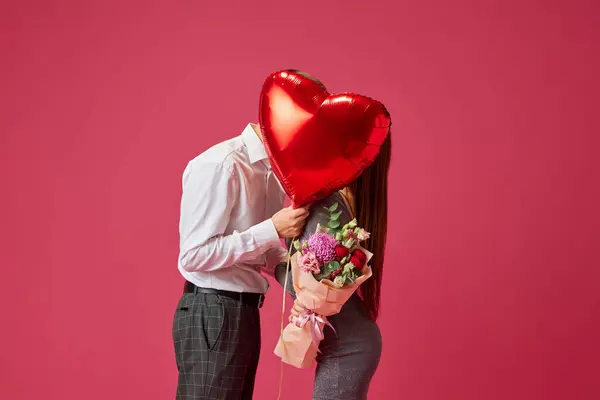 Joyeux Jeune Couple Femme Homme Embrassant Derrière Ballon Coeur Sur — Photo