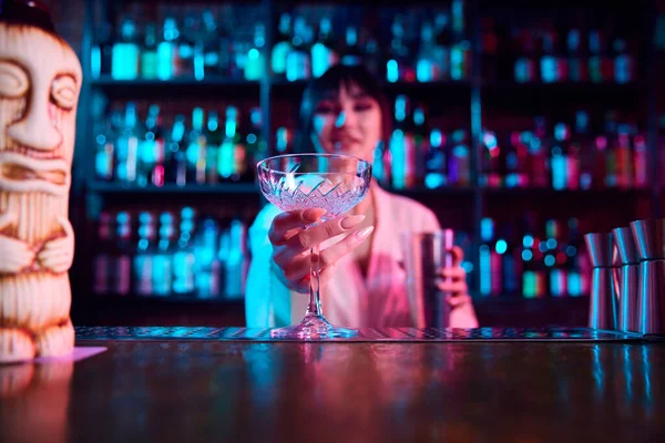 Focus Cocktail Glass Young Girl Bartender Making Sweet Sour Cocktail — Stock Photo, Image