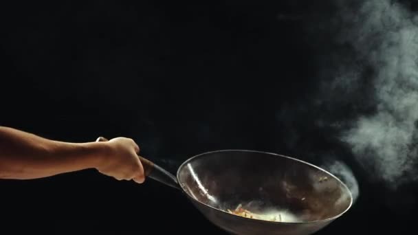 Man Koken Heerlijke Roerbak Wok Noedels Bakken Groenten Wok Pan — Stockvideo