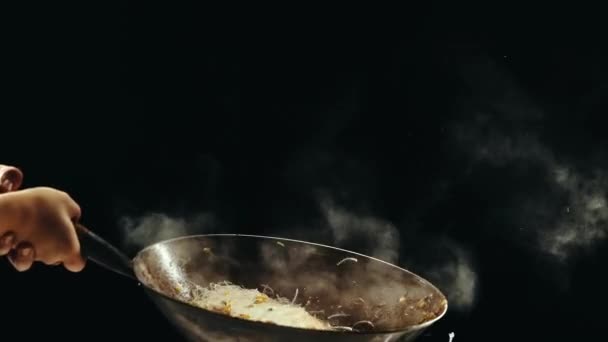 在锅里搅拌配料 用黑色背景的肉和蔬菜烹调蘑菇面的人 亚洲食物 食谱的概念 — 图库视频影像