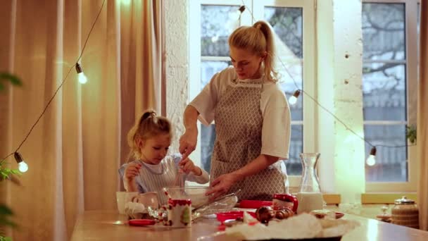 微笑的女人 妈妈和她的小女儿站在厨房里烤饼干 舒服的时间在一起 饼干日 家庭的概念 — 图库视频影像