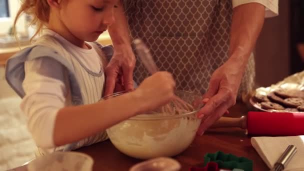 有爱心 有爱心的女人 妈妈和她的小女儿一起做饭 教孩子烘焙 教女孩做饼干面团 饼干日 家庭的概念 — 图库视频影像