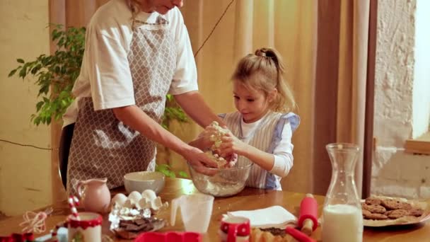 有爱心 有爱心的女人 妈妈和她的小女儿一起做饭 教孩子烘焙 教女孩和妈妈一起做饼干面团 饼干日 家庭的概念 — 图库视频影像