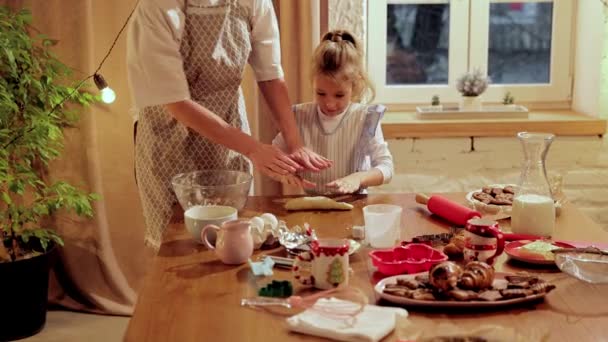 快乐的家庭时光年轻女人 妈妈和小女孩一起做饭 女儿在家里的现代厨房里 做饭羊角面包和饼干 饼干日 家庭的概念 — 图库视频影像