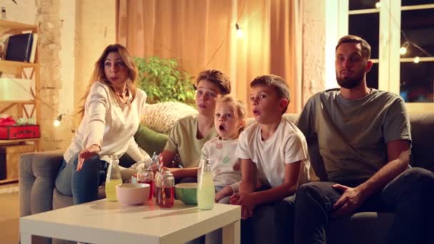 Familjen Tittar Tillsammans Föräldrar Och Barn Sitter Soffan Vardagsrummet Och — Stockvideo