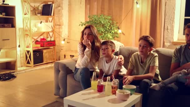 Rodina Sedí Gauči Obýváku Dívá Televizi Film Rodiče Zakrývají Oči — Stock video