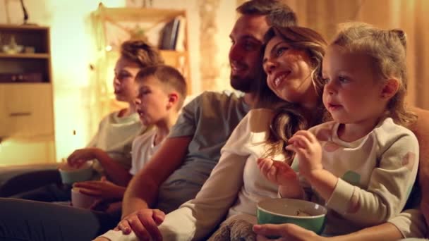 사랑하는 부모가 저녁에 아이들과 소파에 Tv를보고 사랑스러운 부모의 — 비디오