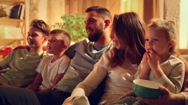 사랑하는 부모가 저녁에 아이들과 소파에 Tv를보고 사랑스러운 부모의 — 비디오