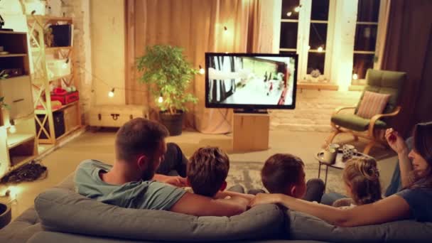Bakåt Syn Föräldrar Och Barn Tillbringar Kvällen Tillsammans Sitter Soffan — Stockvideo