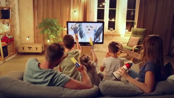 Widok Tyłu Rodzina Rodzice Dzieci Siedzą Wieczorem Kanapie Domu Oglądają — Wideo stockowe