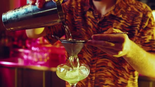 Hombre Trabajando Bar Haciendo Deliciosos Cócteles Poniendo Alcohol Coctelera Vaso — Vídeos de Stock