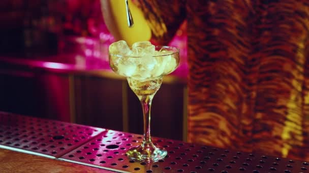 Cavolo Barista Che Prepara Cocktail Cubetti Ghiaccio Vorticosi Bicchieri Cocktail — Video Stock