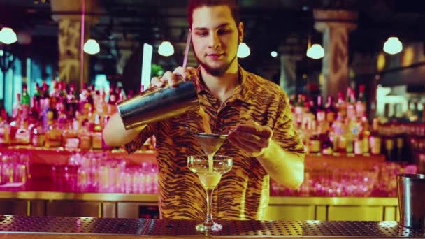 Jeune Homme Barbu Barman Travail Faire Délicieux Cocktail Aigre Doux — Video