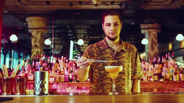 Joven Barbudo Camarero Trabajando Bar Haciendo Delicioso Cóctel Agridulce Sirviendo — Vídeo de stock
