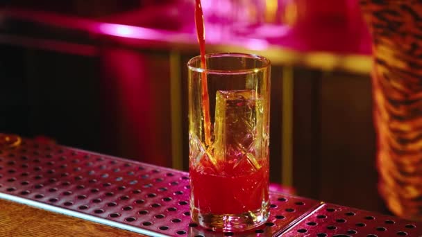 Barmen Tatlı Kokteyl Yapıyor Kırmızı Tatlı Sıvıyı Buzlu Bardağa Döküyor — Stok video