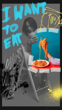 Lezzetli İtalyan geçmişli, sandalyede ve elde poz veren zarif genç bir kadının yaratıcı posteri. Sokak tarzı. Çağdaş sanat kolajı. Yemek kavramı, yaratıcılık, sürrealizm, hayal gücü.