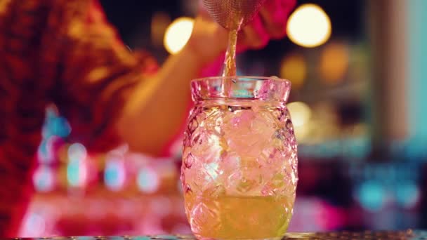Barmen Tatlı Kokteyl Yapıyor Tatlı Meyveli Sıvıyı Buzlu Bardağa Döküyor — Stok video