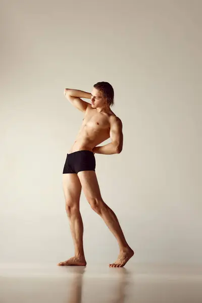 Hombre Joven Musculoso Con Cuerpo Sano Forma Pie Sin Camisa — Foto de Stock