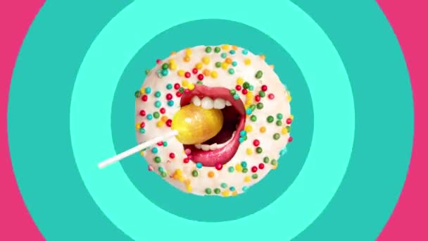 カラフルな背景の上にスイートドーナツの中のロリポップを食べる女性の唇 モダンなカラフルなデザイン アニメーションを停止する 創造性 インスピレーション シュレアリズム パーティー お祝いのコンセプト — ストック動画